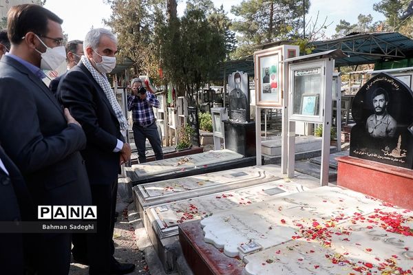 تجدید میثاق  وزیر آموزش و پرورش با امام راحل و شهدای هفتم تیر