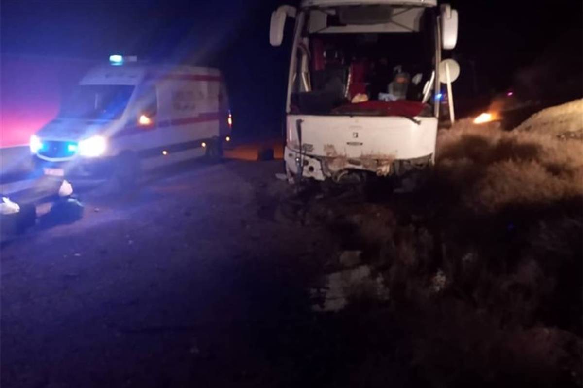 واژگونی اتوبوس در جاده مهریز؛ ۱۹ نفر مصدوم شدند