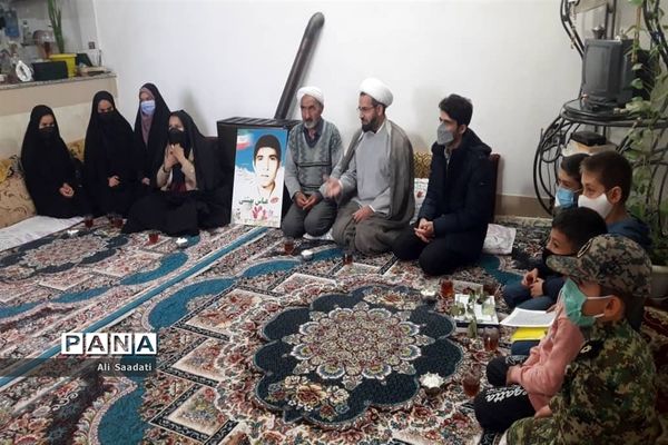 تجدید میثاق فرهنگیان و دانش‌آموزان  کلات با خانواده شهدای شهرستان
