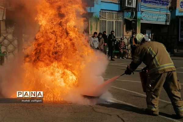 زنگ ایمنی و زلزله در دبیرستان آیت‌الله خامنه‌ای ناحیه دو شهرری