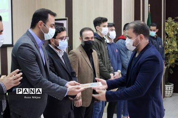 تجلیل ازمقام‌آوران شهرستان بهارستان در حوزه تربیت‌بدنی