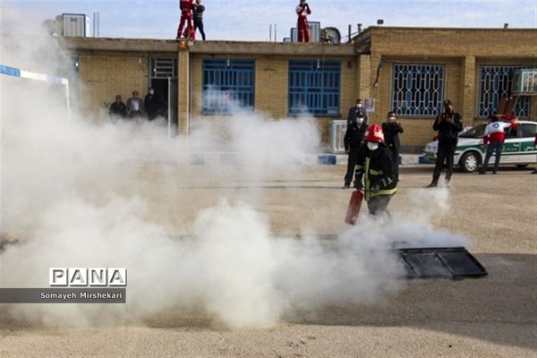 برگزاری مانور ایمنی در برابر زلزله، در مدارس شهرستان نی‌ریز