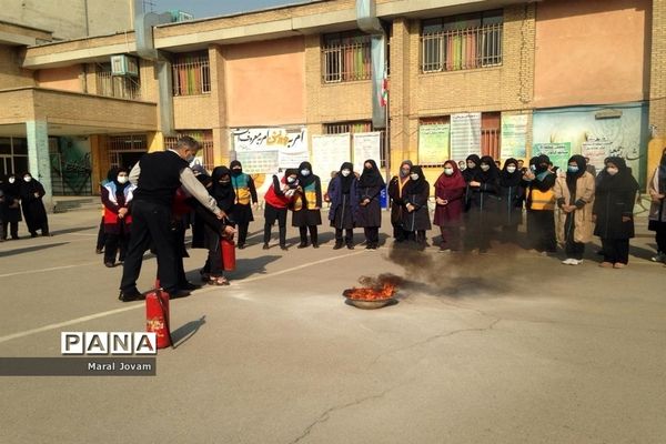 مانور سراسری زلزله در دبیرستان جانبازان منطقه ۱۴