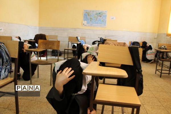 مانور زلزله و ایمنی در دبیرستان امامت قم