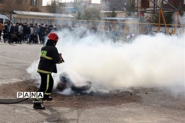 برگزاری مانور زلزله در دبیرستان پیامبر اعظم(ص) آموزش وپرورش ناحیه 2 کرمان