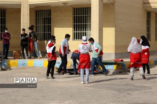 برگزاری مانور زلزله در دبیرستان پیامبر اعظم(ص) آموزش وپرورش ناحیه 2 کرمان