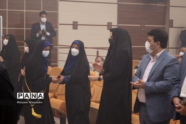 تجلیل از دانش‌آموزان تراز انقلاب اسلامی استان بوشهر