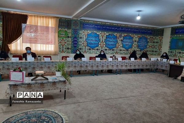 جلسه محوری مدیران مدارس ابتدایی قطب صفادشت