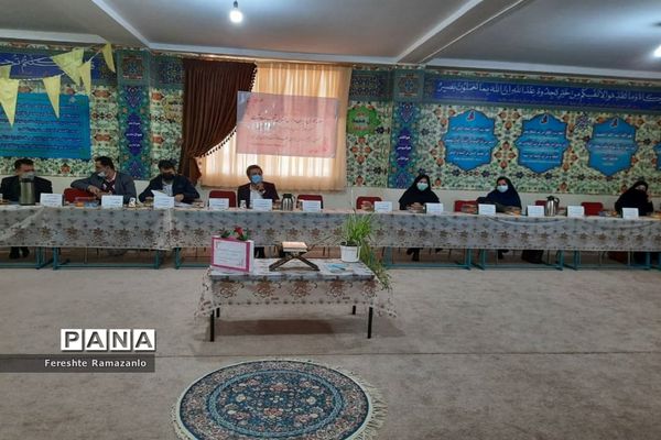 جلسه محوری مدیران مدارس ابتدایی قطب صفادشت