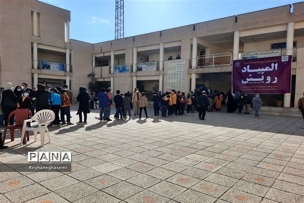 رقابت دانش‌آموزان ناحیه یک شیراز در المپیاد رویش