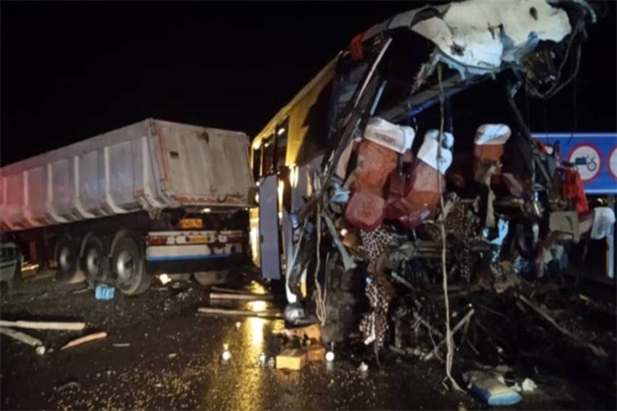 تصادف تریلی با اتوبوس؛ ۸ نفر کشته و ۱۶ نفر مصدوم شدند