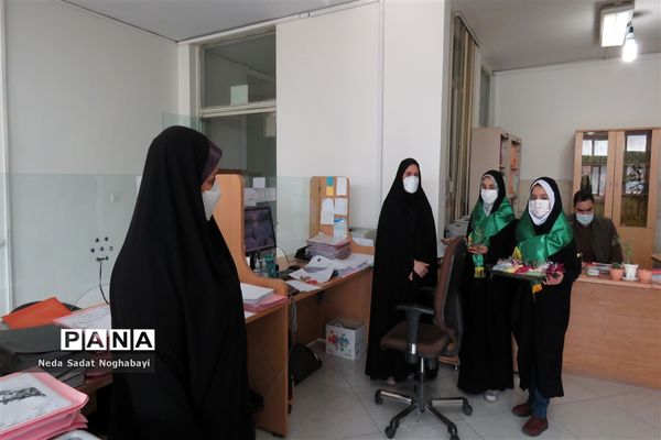 تبریک دانش‌آموزان قاری و حافظ قرآن منطقه ۸ به کارکنان اداری منطقه