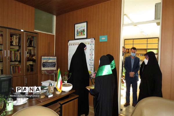 تبریک دانش‌آموزان قاری و حافظ قرآن منطقه ۸ به کارکنان اداری منطقه