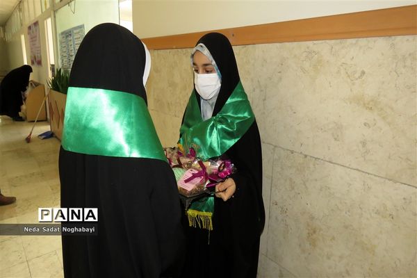تبریک دانش‌آموزان قاری و حافظ قرآن منطقه ۸ به کارکنان اداری منطقه