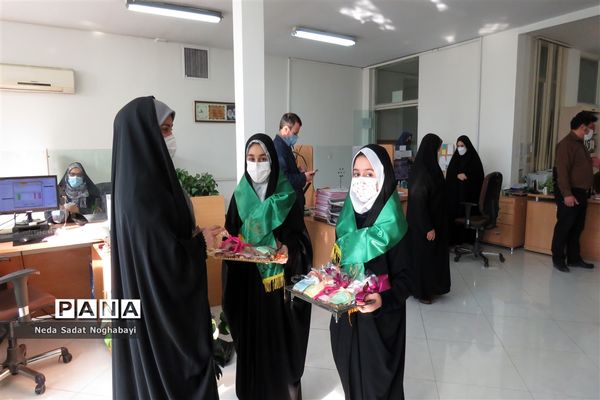 تبریک دانش‌آموزان قاری و حافظ قرآن منطقه ۸ به کارکنان اداری منطقه