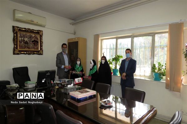 تبریک دانش‌آموزان قاری و حافظ قرآن منطقه ۸ به کارکنان اداری منطقه