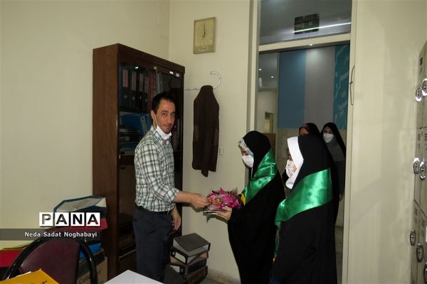 تبریک دانش‌آموزان قاری و حافظ قرآن منطقه ۸ به کارکنان اداری منطقه