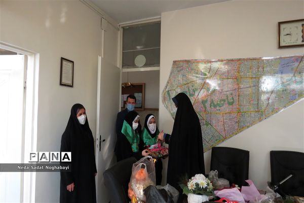 تبریک دانش‌آموزان قاری و حافظ قرآن منطقه ۸ به کارکنان اداری منطقه