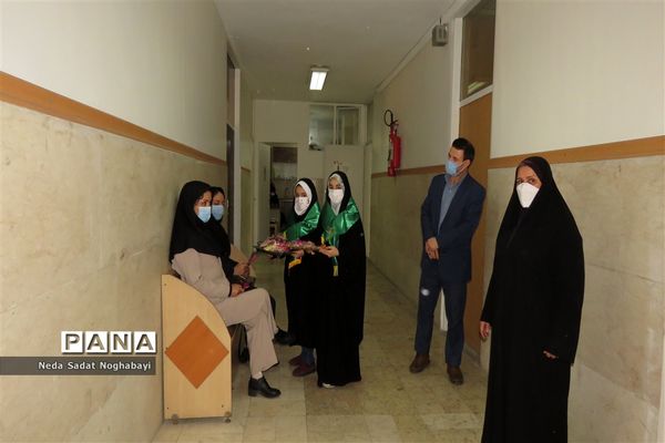 تبریک دانش‌آموزان قاری و حافظ قرآن منطقه ۸ به کارکنان اداری منطقه
