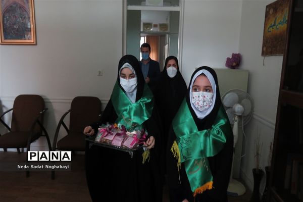 تبریک دانش‌آموزان قاری و حافظ قرآن منطقه ۸ به کارکنان اداری منطقه