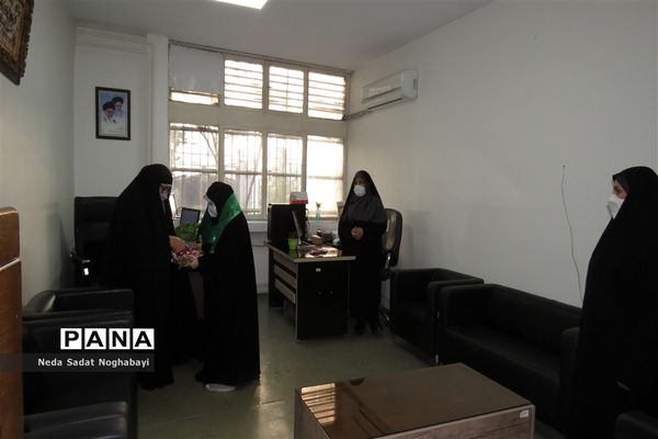 تبریک دانش‌آموزان قاری و حافظ قرآن منطقه ۸ به کارکنان اداری منطقه