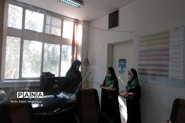 تبریک دانش‌آموزان قاری و حافظ قرآن منطقه ۸ به کارکنان اداری منطقه