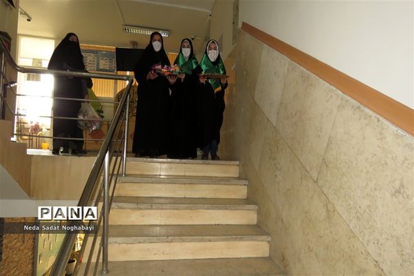 تبریک دانش‌آموزان قاری و حافظ قرآن منطقه ۸ به کارکنان اداری منطقه