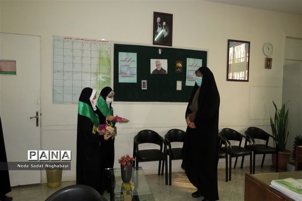 تبریک دانش‌آموزان قاری و حافظ قرآن منطقه ۸ به کارکنان اداری منطقه