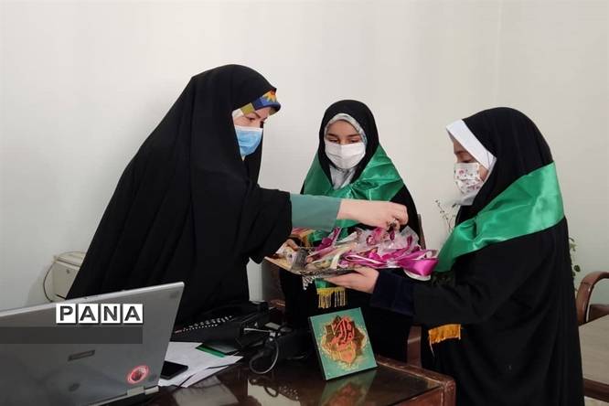 تبریک دانشآموزان قاری و حافظ قرآن منطقه ۸ به کارکنان اداری منطقه