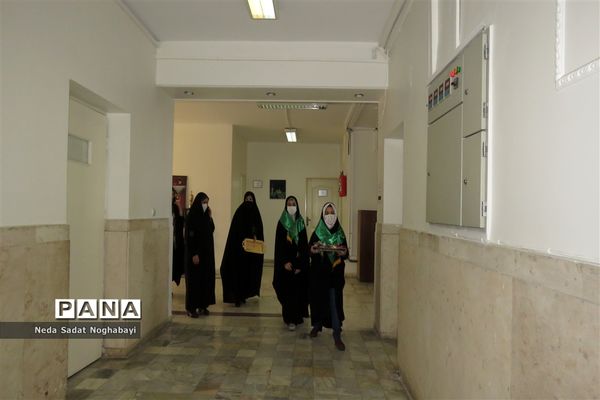 تبریک دانش‌آموزان قاری و حافظ قرآن منطقه ۸ به کارکنان اداری منطقه