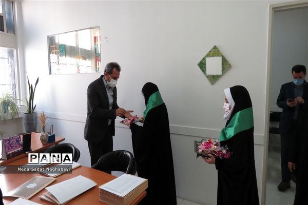 تبریک دانش‌آموزان قاری و حافظ قرآن منطقه ۸ به کارکنان اداری منطقه