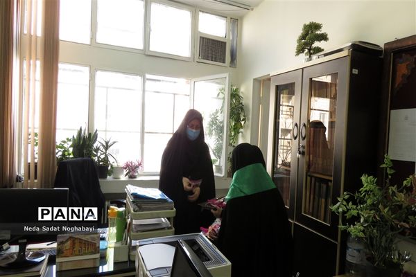 تبریک دانش‌آموزان قاری و حافظ قرآن منطقه ۸ به کارکنان اداری منطقه
