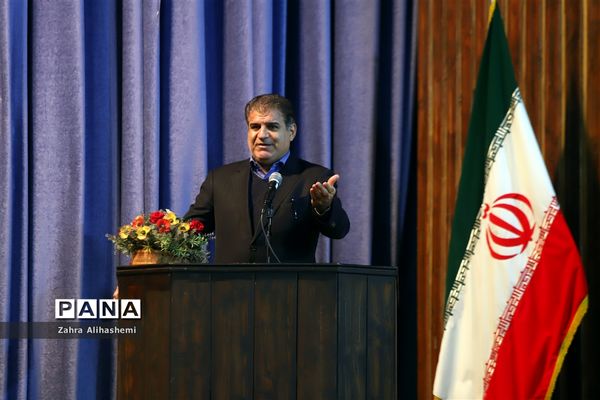 آیین تجلیل از معلمان پژوهنده برتر شهر تهران