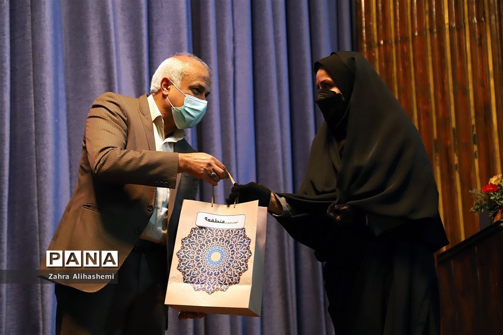 آیین تجلیل از معلمان پژوهنده برتر شهر تهران