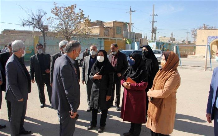 بازدید مدیرکل آموزش و پرورش فارس از مدرسه‌ای در حاشیه شهر شیراز