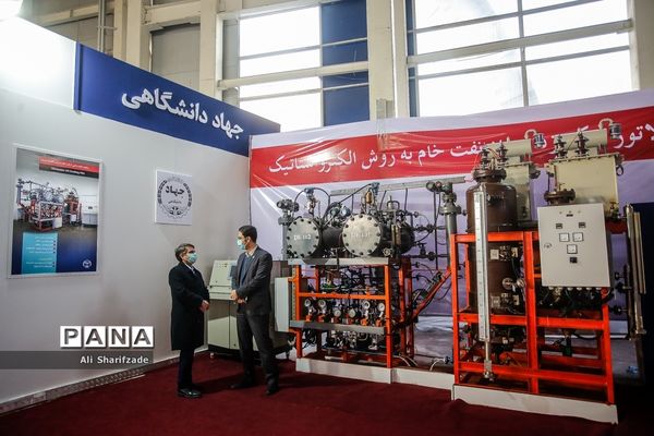 بازدید وزیر آموزش و پرورش از نمایشگاه دستاوردهای جهاد دانشگاهی