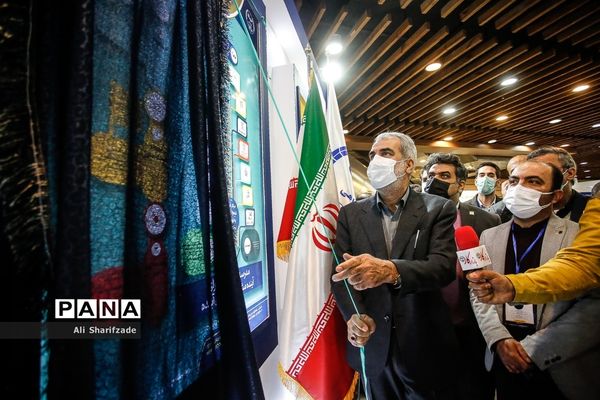 بازدید وزیر آموزش و پرورش از نمایشگاه دستاوردهای جهاد دانشگاهی