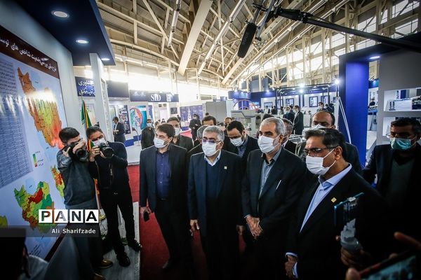 بازدید وزیر آموزش و پرورش از نمایشگاه دستاوردهای جهاد دانشگاهی