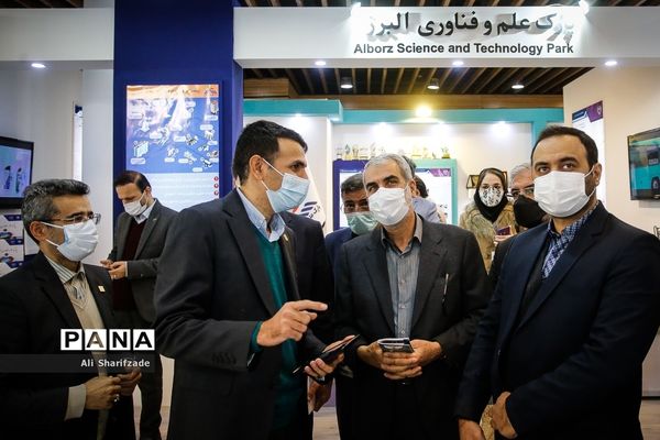 بازدید وزیر آموزش و پرورش از نمایشگاه دستاوردهای جهاد دانشگاهی