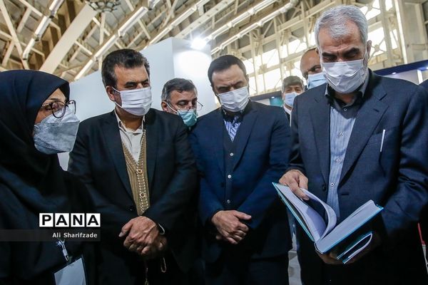 بازدید وزیر آموزش و پرورش از نمایشگاه دستاوردهای جهاد دانشگاهی