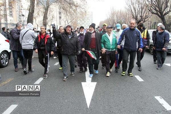 پیاده‌روی خانوادگی از میدان ولی‌عصر تا پاک لاله