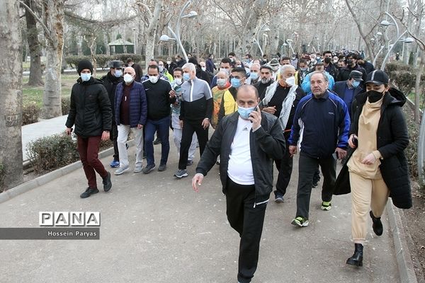 پیاده‌روی خانوادگی از میدان ولی‌عصر تا پاک لاله