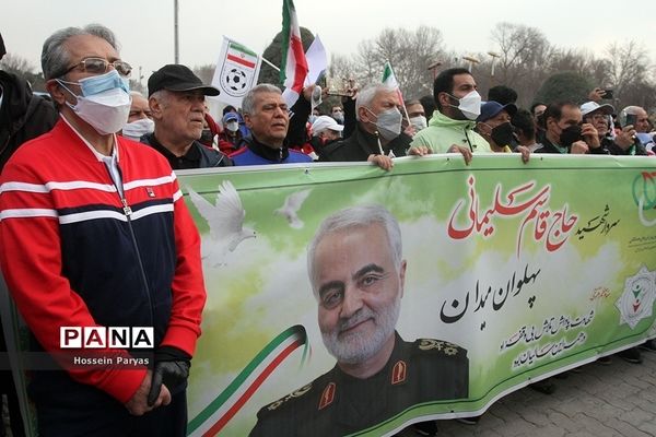 پیاده‌روی خانوادگی از میدان ولی‌عصر تا پاک لاله