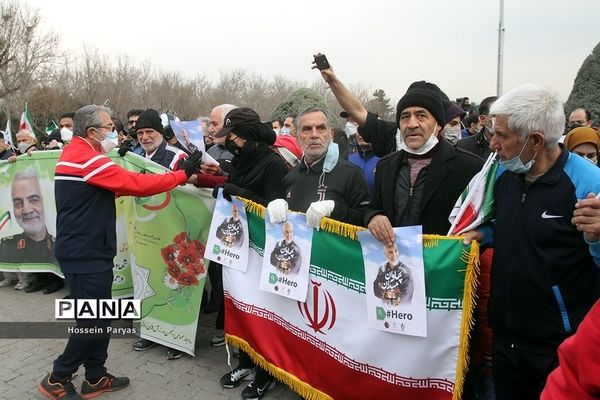 پیاده‌روی خانوادگی از میدان ولی‌عصر تا پاک لاله