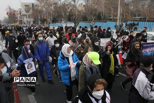 پیاده‌روی خانوادگی از میدان ولی‌عصر تا پاک لاله