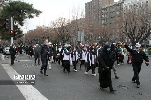 پیاده‌روی خانوادگی از میدان ولی‌عصر تا پاک لاله