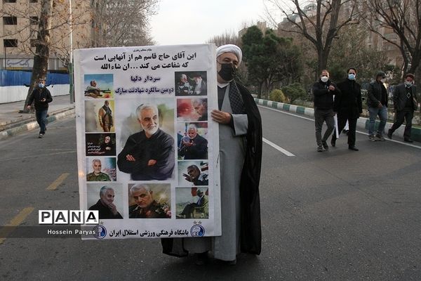 پیاده‌روی خانوادگی از میدان ولی‌عصر تا پاک لاله