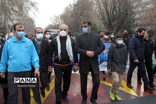 پیاده‌روی خانوادگی از میدان ولی‌عصر تا پاک لاله