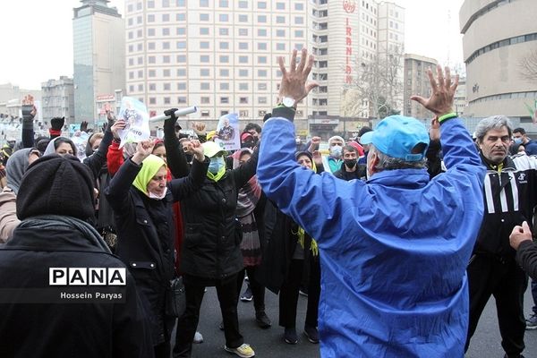 پیاده‌روی خانوادگی از میدان ولی‌عصر تا پاک لاله