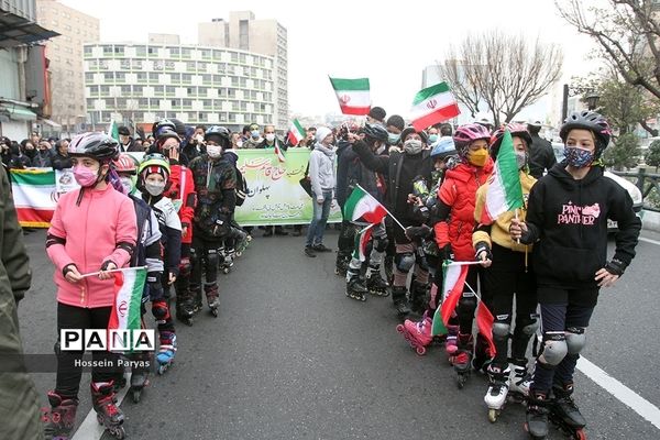 پیاده‌روی خانوادگی از میدان ولی‌عصر تا پاک لاله